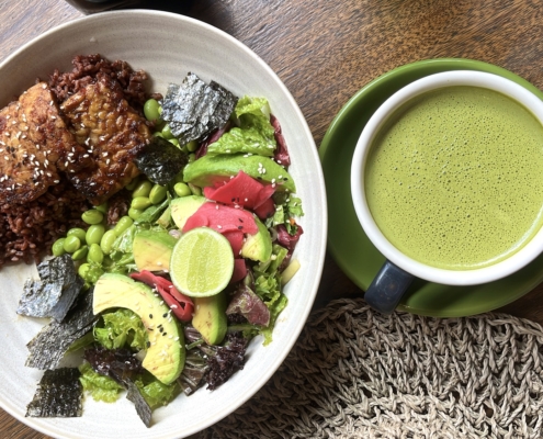 matcha in zelenjavni krožnik